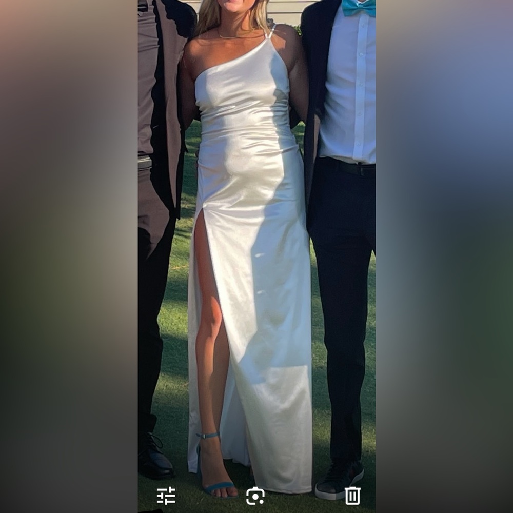 Worn once & dry cleaned, no stains!